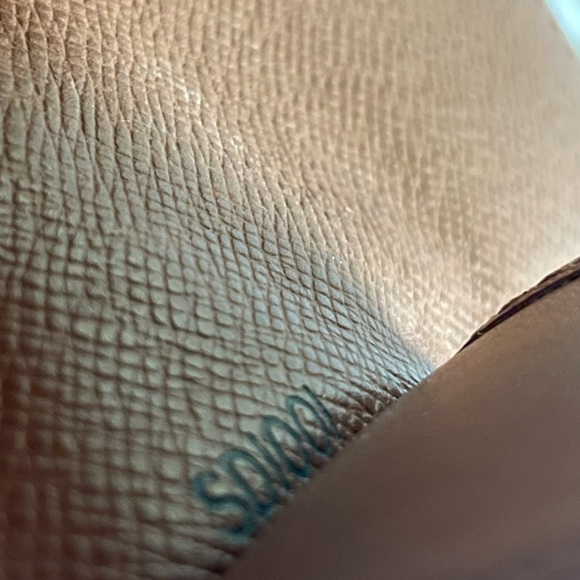 Authentic Louis Vuitton 4 key holder Monogram - Picture 6 of 11